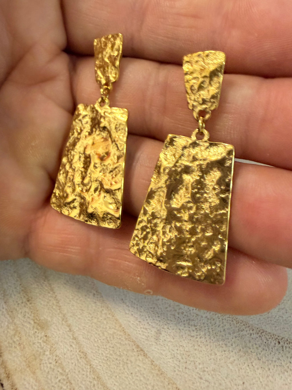Pendientes acero tallado