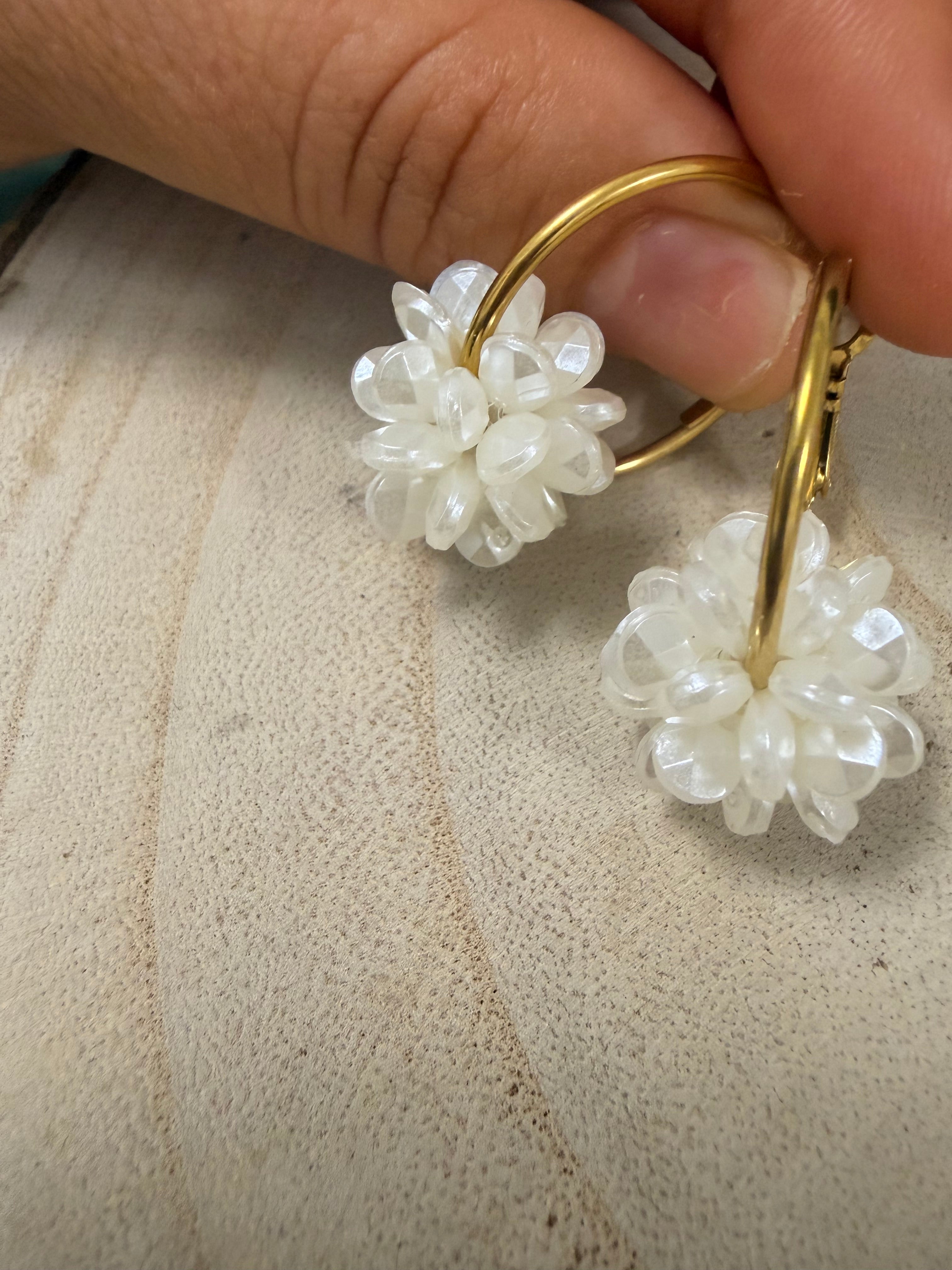 Pendientes aros flor nácar colgante