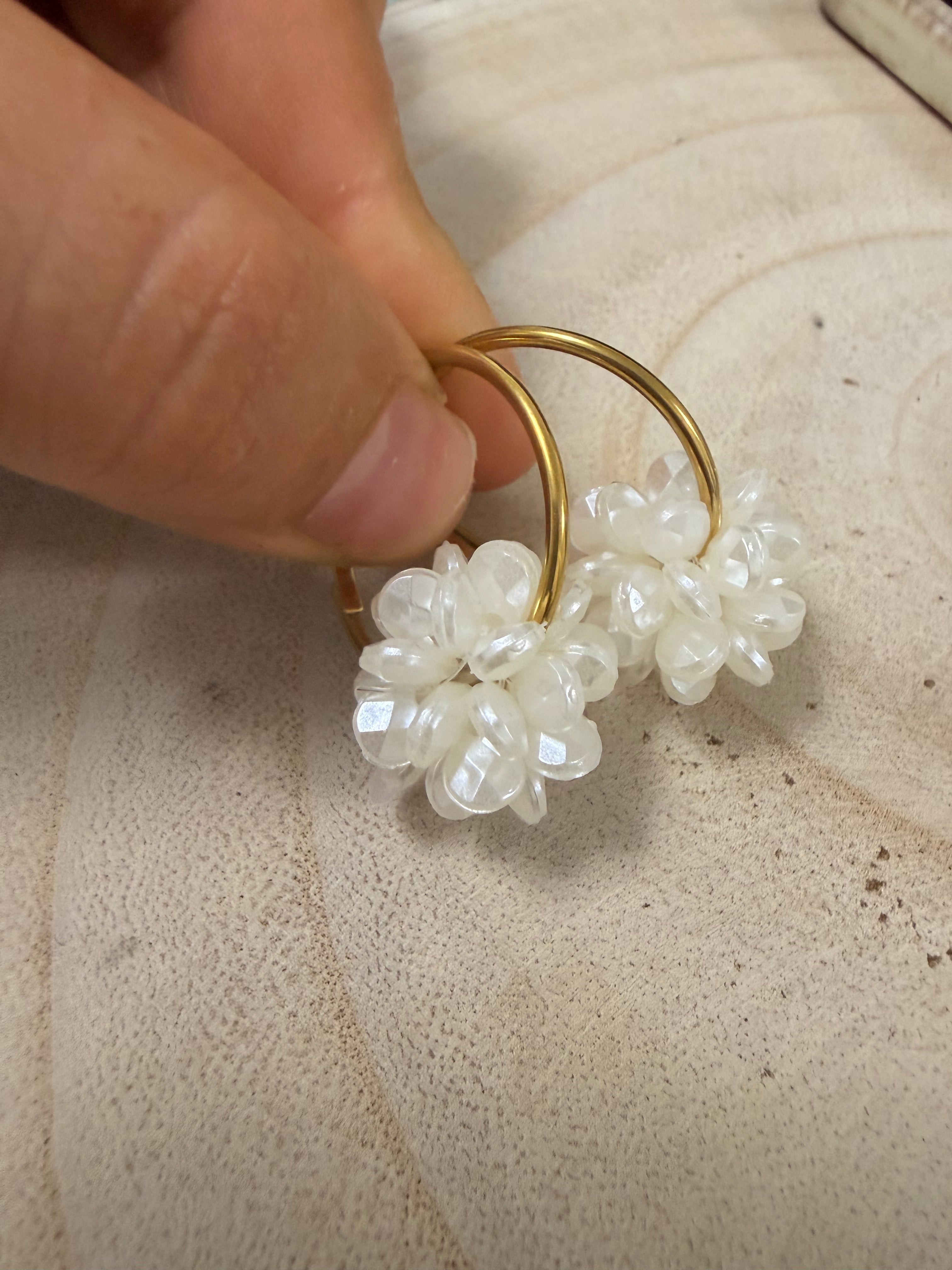Pendientes aros flor nácar colgante
