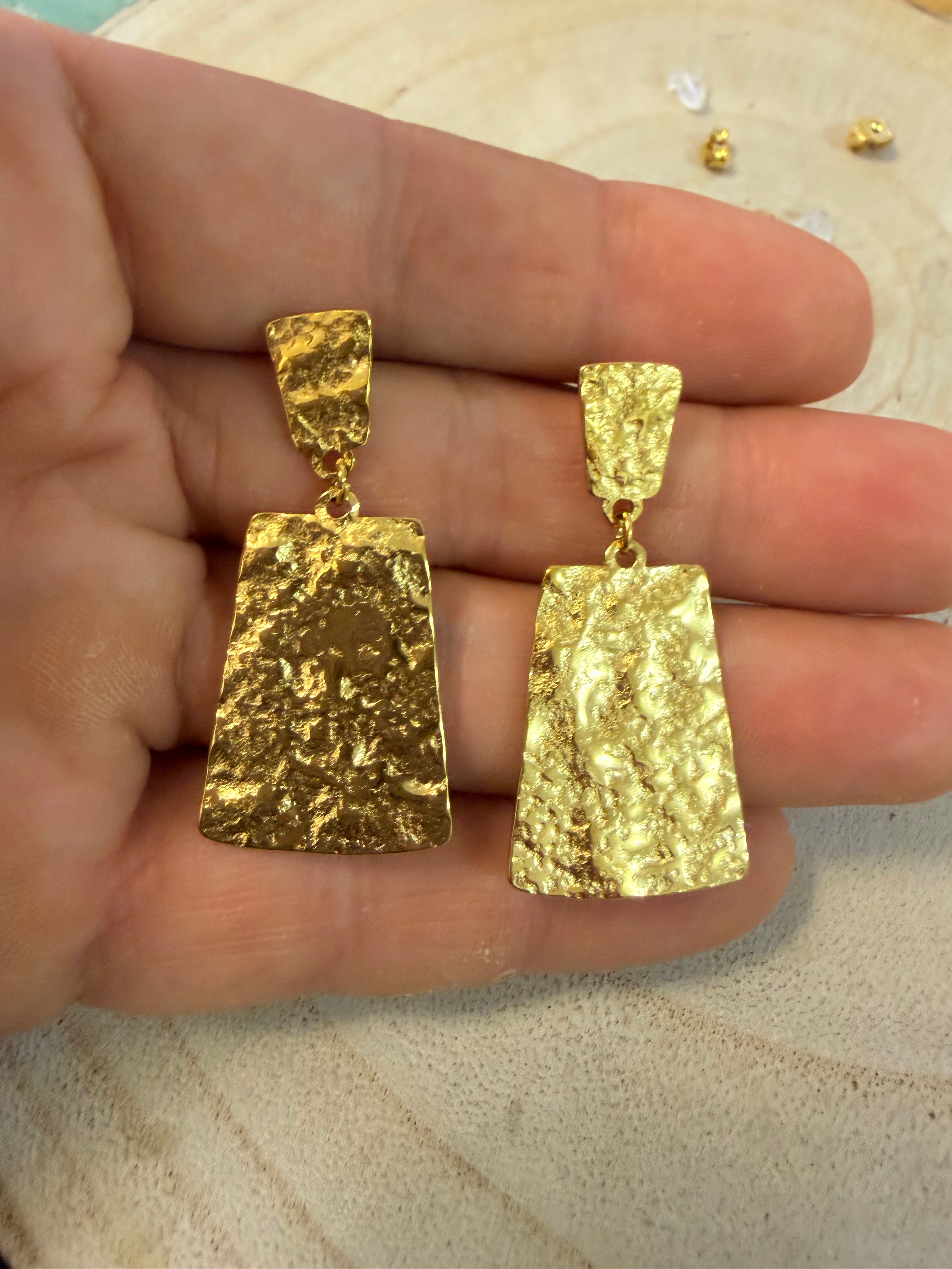 Pendientes acero tallado